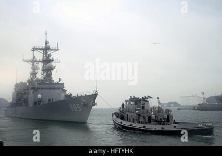 La US Navy (USN) Classe Spruance Destroyer USS CUSHING (DD 985) viene spinto fuori in mare dal comandante le attività della flotta Yokosuka (CFAY), Yokosuka, nella prefettura di Kanagawa, Giappone (JPN), dal grande porto Tug (YTB) KITTANNING YTB (787). USS Kittanning (YTB-787) le matasse USS Cushing (DD-985) fuori di Yokosuka Foto Stock