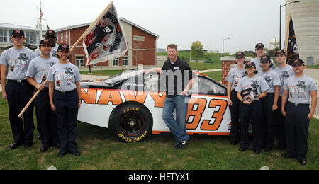 081007-N-8848T-062 Naval Station grandi laghi, Ill. (ott. 7, 2008) Dale Earnhardt Jr si trova di fronte il suo no. 83 Dale Jr. Divisione Chevrolet Monte Carlo SS con diverse reclute dai suoi due divisioni sponsorizzato ad assumere il comando di formazione, il solo NavyÕs boot camp. Il popolare NASCAR Sprint Cup driver ha avuto una collaborazione con la marina militare dal 2005 e stava facendo la sua seconda visita in divisioni 383 e 388. Il Dale Jr. sponsorizzazione è parte del primo NavyÕs-mai celebrità nazionale approvato da programma di reclutamento. (U.S. Navy foto di Scott A. Thornbloom/RILASCIATO) Navy US 081007-N-8848T-062 Dale E Foto Stock