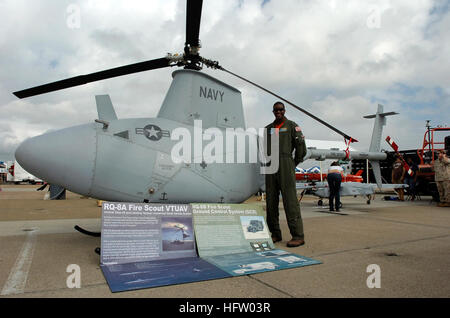 070909-N-6676S-239 Virginia Beach, Va. (sett. 9, 2007) - Lt. Kyle Matteo, della flotta squadrone composito (VC) 6, presenta un RQ-8un incendio Scout a decollo e atterraggio verticale e Tactical Unmanned Aerial sistema veicolo a 2007 Naval Air Station Oceana Air Show. Il nuovo aeromobile, prevista per l'introduzione in flotta in meno di un anno e fu uno dei molti innovative attrezzature militari voci sul display durante la mostra. Stati Uniti Foto di Marina di Massa lo specialista di comunicazione 2a classe John M. Stratton (rilasciato) Navy US 070909-N-6676S-239 Lt. Kyle Matteo, della flotta squadrone composito (VC) 6, presenta un RQ-8 Foto Stock