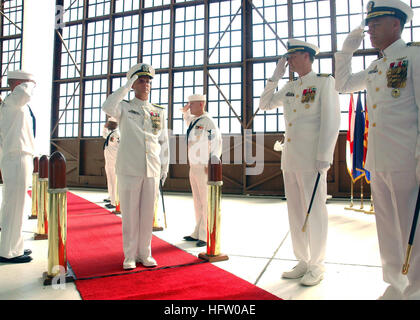 070914-N-2491M-071 Jacksonville, Florida (sett. 14, 2007) - Posteriore Adm. Brian C. Prindle, comandante di pattuglia e gruppo Reconnasanance, arriva come parte della festa ufficiale per il pattugliamento e ricognizione ala (CPRW) 11 cambiamento di comando al Naval Air Station Jacksonville. Durante la cerimonia, il cap. Kyle J. Cozad alleviato Capt. Sean S. Buck come comandante della CPRW-11. Stati Uniti Foto di Marina di Massa lo specialista di comunicazione di terza classe Harry J. Rucker III (rilasciato) Navy US 070914-N-2491M-071 Adm posteriore. Brian C. Prindle, comandante di pattuglia e gruppo Reconnasanance, arriva come parte della parte ufficiale Foto Stock