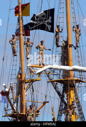 070914-N-4965F-006 PEARL HARBOR, Hawaii (sett. 14, 2007) - navale indonesiano linea cadetta il montante di Indonesian naval training nave KRI Dewaruci come fa il suo modo pierside stazione navale Pearl Harbor. DewaruciÕs oltremare missione di vela fornisce un viale per mare la formazione dei militari indonesiani cadetti e promuove la buona volontà nel turismo, cultura e relazioni internazionali. Stati Uniti Foto di Marina di Massa lo specialista di comunicazione 1a classe James E. Foehl (rilasciato) Navy US 070914-N-4965F-006 navale indonesiano linea cadetta il montante di Indonesian naval training nave KRI Dewaruci come fa il suo modo piersi Foto Stock