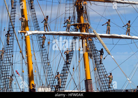 070914-N-4965F-008 PEARL HARBOR, Hawaii (sett. 14, 2007) - navale indonesiano linea cadetta il montante di Indonesian naval training nave KRI Dewaruci come fa il suo modo pierside stazione navale Pearl Harbor. DewaruciÕs oltremare missione di vela fornisce un viale per mare la formazione dei militari indonesiani cadetti e promuove la buona volontà nel turismo, cultura e relazioni internazionali. Stati Uniti Foto di Marina di Massa lo specialista di comunicazione 1a classe James E. Foehl (rilasciato) Navy US 070914-N-4965F-008 navale indonesiano linea cadetta il montante di Indonesian naval training nave KRI Dewaruci come fa il suo modo piersi Foto Stock