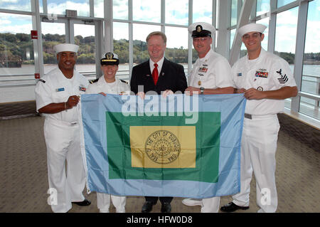 070914-N-6362C-001, Dubuque Iowa (sett. 14, 2007) - Roy Buol, sindaco della città di Dubuque, presenta velisti assegnati per il trasporto anfibio dock USS Dubuque (LPD 8) con una bandiera della città. La manifestazione ha segnato 40 anni di servizio e di partenariato con la città. Stati Uniti Foto di Marina di Massa lo specialista di comunicazione 1a classe David J. Carter (rilasciato) Navy US 070914-N-6362C-001 Roy Buol, sindaco della città di Dubuque, presenta velisti assegnati per il trasporto anfibio dock USS Dubuque (LPD 8) con una bandiera della città Foto Stock