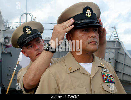 Un Chief Culinary Specialist riceve il Chief Petty Officer Combination Cover durante una cerimonia di pinning a bordo della USS Stethem (DDG 63) della Forward Deploed Naval Force a Yokosuka, in Giappone. Foto Stock