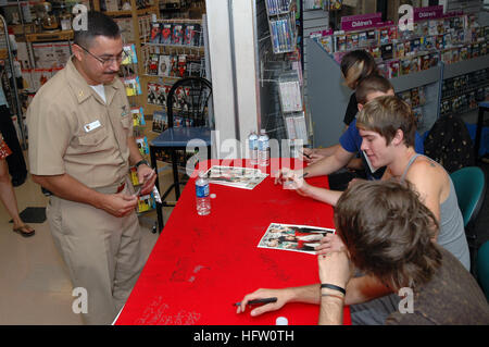 070925-N-2456-045 Norfolk, Virginia (sett. 25, 2007) - Capo Aviation Electronics Technician Eraclio Sanchez, assegnato al mare in elicottero contro ala atlantico, ottiene un foto autografate della band tutto il tempo a bassa presso la Naval Station Norfolk Navy Exchange. Tutti i tempi è stata bassa nel Norfolk a firmare autografi e al debutto il loro nuovo album. Stati Uniti Foto di Marina di Massa Specialista comunicazione marinaio John adatta (rilasciato) Navy US 070925-N-2456S-045 Chief Aviation Electronics Technician Eraclio Sanchez, assegnato al mare in elicottero contro ala atlantico, ottiene un foto autografate della band tutto il tempo a bassa presso la Naval Foto Stock