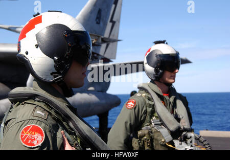 060309-N-0685C-001 Oceano atlantico (9 marzo 2006) - I PILOTI assegnati alla 'Scouts' di mare Control Squadron due quattro (VS-24) attendere a bordo delle loro S-3B Viking a bordo della Nimitz-class portaerei USS Theodore Roosevelt CVN (71). Lo squadrone è lo sbarco la nave lungo il tragitto per il loro homeport alla Naval Air Station Jacksonville. Il Roosevelt è attualmente in corso su un regolarmente programmati di supporto di distribuzione le operazioni di sicurezza marittima. Stati Uniti Navy foto dal fotografo di Mate Airman Javier Capella (rilasciato) Navy US 060309-N-0685C-001 piloti assegnato al Foto Stock