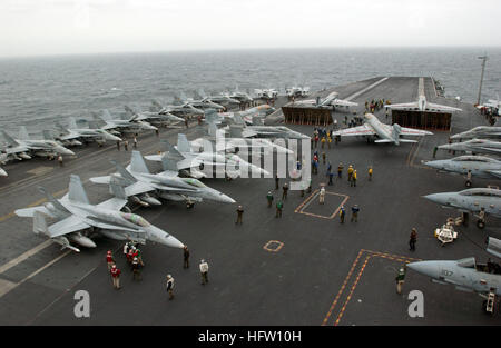 060310-N-0685C-001 Oceano Atlantico (10 marzo 2006) - aeromobile assegnati Carrier aria Wing otto (CVW-8) sono messi in scena sul ponte di volo a bordo della Nimitz-class portaerei USS Theodore Roosevelt CVN (71) in preparazione per la partenza a loro homeports. Roosevelt e CVW-8 sono il completamento di una distribuzione programmata a sostegno della sicurezza marittima e operazioni di guerra globale al terrorismo. Stati Uniti Navy foto dal fotografo di Mate Airman Javier Capella (rilasciato) Navy US 060310-N-0685C-001 aeromobile assegnati Carrier aria Wing otto (CVW-8) sono messi in scena sul ponte di volo a bordo della Nimitz-aeromobili di classe c Foto Stock