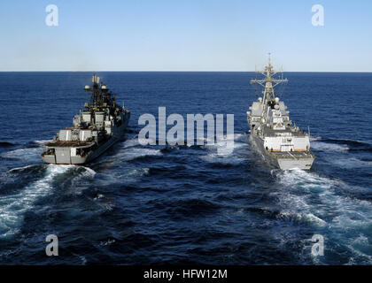 070929-N-4649C-148 OCEANO PACIFICO (sett. 29, 2007) - Russo destroyer RFS Admiral Panteleyev, sinistra e Arleigh Burke-class guidato-missile destroyer USS Lassen (DDG 82) effettuare un rifornimento in corso manovra come navi partecipano in esercizio Pacific Eagle. Pacific Eagle è un esercizio bilaterale tra gli Stati Uniti e la Russia Marina Federated. Stati Uniti Foto di Marina di Massa lo specialista di comunicazione 2a classe Chantel M. Clayton (rilasciato) Navy US 070929-N-4649C-148 cacciatorpediniere russo RFS Admiral Panteleyev, sinistra e Arleigh Burke-class guidato-missile destroyer USS Lassen (DDG 82) eseguire Foto Stock