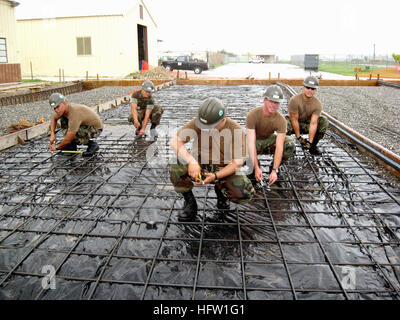 071012-N-5914J-018 Guantanamo Bay a Cuba (ott. 12, 2007) - Seabees assegnato all'ÒFighting FortyÓ del Naval Mobile Battaglione di costruzione (NMCB) 40, riparare una sezione danneggiata all'Aeroporto sottovento. Stati Uniti Foto di Marina con marinaio Kenneth Johnson (rilasciato) Navy US 071012-N-5914J-018 Seabees assegnato al Foto Stock