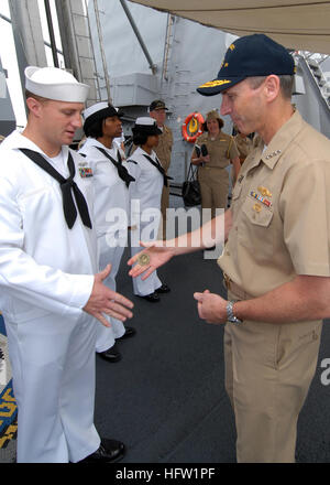 090630-N-0486G-003 MAYPORT, Fla. (30 giugno 2009) Adm. Jonathan W. Greenert, commander, U.S. Le forze della flotta comando, presenta una moneta per le comunicazioni interne elettricista 2a classe Ronald Remillard durante una visita alle visite-missile destroyer USS Farragut (DDG 99). Greenert ha visitato la nave durante un tour della Naval Station Mayport. Mentre a bordo, ha presentato due marinai con la superficie arruolato Warfare specialista (ESWS) pin e ha parlato anche con la nave di comandanti e ufficiali. (U.S. Foto di Marina di Massa lo specialista di comunicazione 2a classe Daniele Gay/RILASCIATO) Navy US 090630-N-0486G-003 Adm. Jonatha Foto Stock