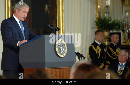 071022-N-2653P-203 WASHINGTON (ott. 22, 2007) - Presidente George W Bush offre il suo commento durante la medaglia di Honor cerimonia riconoscendo le azioni del Navy SEAL Lt. Michael Murphy. Lt. Murphy è stato ucciso durante una missione di ricognizione nei pressi di Asadabad, Afghanistan, mentre esporsi al fuoco nemico per chiamare in supporto dopo il suo quattro-uomo di squadra è venuto sotto attacco dalle forze nemiche Giugno 28, 2005. Murphy è il primo organo di servizio per ricevere l'onore per le azioni durante l'Operazione Enduring Freedom e il primo destinatario della marina della medaglia dal Vietnam. Daniel e Maureen Murphy accettati Foto Stock