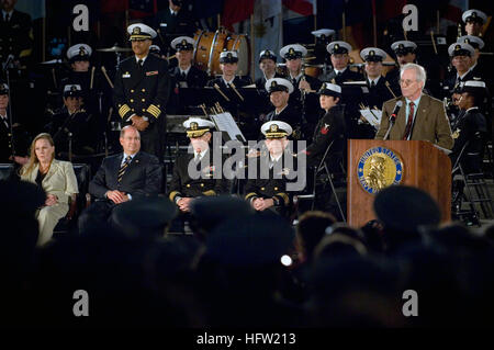 071023-N-5549O-336 Washington, D.C. (Ott. 23, 2007) - Daniel Murphy, il padre del Navy SEAL Lt. Michael Murphy offre commento a suo figlio durante una medaglia d'onore bandiera cerimonia tenutasi presso la Marina degli Stati Uniti Memorial. Lt. Murphy postumo è stato premiato con la medaglia d'onore su Ott. 22 in una cerimonia che si è svolta alla Casa Bianca. Lt. Murphy è stato ucciso durante una missione di ricognizione nei pressi di Asadabad, Afghanistan, mentre esporsi al fuoco nemico per chiamare in supporto dopo il suo quattro-uomo di squadra è venuto sotto attacco dalle forze nemiche Giugno 28th, 2005. Murphy è il primo organo di servizio per ricevere il hono Foto Stock