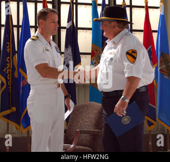 071110-N-2425D-010 Jacksonville, Florida (nov. 10, 2007) Capt. Jack Scorby Jr., comandante della Naval Air Station Jacksonville, grazie veterano del Vietnam Keith Helton per il suo servizio durante la Guerra del Vietnam Cerimonia di commemorazione. Stati Uniti Navy photo by Kaylee LaRocque (rilasciato) Navy US 071110-N-2425D-010 Capt. Jack Scorby Jr., comandante della Naval Air Station Jacksonville, grazie veterano del Vietnam Keith Helton per il suo servizio di assistenza Foto Stock