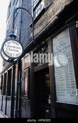 Esterno del Ye Olde Cheshire Cheese Pub off Fleet Street, Londra, Regno Unito Foto Stock