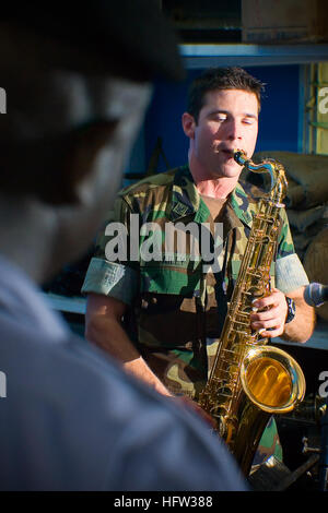 071121-N-8483H-005 TEMA, Ghana (nov. 21, 2007) musicista di terza classe Giuseppe Bailey suona con i marinai del Ghana durante una comune pratica sessione al Ghana orientale del comando navale. Marinai dal Comandante delle Forze Navali Europa band, sono qui sostenere Africa Partnership Stazione (AP). APS supportano più di 20 assistenza umanitaria progetti in spera di migliorare a livello regionale la sicurezza marittima e la sicurezza in Africa centrale e occidentale. Stati Uniti Foto di Marina di Massa lo specialista di comunicazione di terza classe James colline (rilasciato) Navy US 071121-N-8483H-005 musicista di terza classe Giuseppe Bailey esegue con Sailo del Ghana Foto Stock