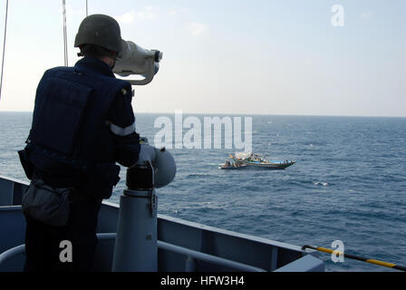 071129-N-6794Z-003 Golfo di Aden (nov. 29, 2007) una marina militare francese sailor utilizza il "grandi occhi" a guardare come un team di imbarco lanciato dalla Marina Militare francese nave (FS) Guepratte (F 714) offre un caso di acqua in bottiglia per un dhow di pesca al largo della costa di Gibuti. Guepratte partì di Gibuti nov. 28 inizio sei mesi di deployment conducendo le operazioni di sicurezza marittima come parte della produzione combinata di Task Force 150. Stati Uniti Foto di Marina di Massa lo specialista di comunicazione 2a classe Michael Zeltakalns (rilasciato) Navy US 071129-N-6794Z-003 una marina militare francese sailor utilizza il "grandi occhi" a guardare come un team di imbarco lanciato da F Foto Stock