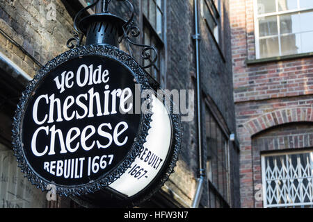 L'esterno del Ye Olde Cheshire Cheese Pub al largo di Fleet Street, Londra, Regno Unito Foto Stock
