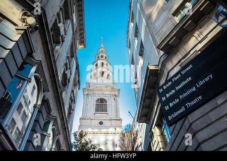 La guglia di san sposa la chiesa della città di Londra progettato da Christopher Wren e ha detto di essere fonte di ispirazione per tiered torta nuziale Foto Stock