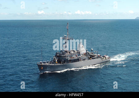 050506-N-8252B-059 San Diego e vitello. (06 maggio 2005) - La miniera warfare contromisura nave USS Dévastateur (MCM 6) partecipa a una patria marittima di sicurezza e di difesa esercizio vicino ai porti di Los Angeles e Long Beach, California, con gli Stati Uniti Coast Guard (USCG). L'esercizio di nome schermo di piombo III / Roguex V, sarà caratterizzato da una significativa partecipazione da parte della comunità e includerà 19 USCG e comandi della marina militare, di sei navi, sette aerei e 24 organizzazioni interagenzie per un totale di circa 1.200 personale. I due componenti principali di esercizio sono di schermo di piombo, quali esercizi anti-mine wa Foto Stock