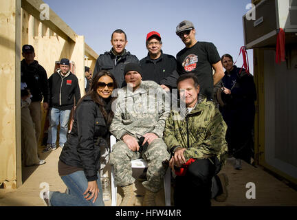 071220-N-0696M-073 Logistica Area di supporto Anaconda, Balad, Iraq (dec. n. 20, 2007) - il sette volte vincitore del Tour de France Lance Armstrong, comico Lewis nero, musicista Kid Rock, Miss USA Rachel Smith e il comico Robin Williams in posa per una foto con il guerriero ferito U.S. Esercito Cpl. La Giordania a ovest di Chicago durante il 2007 OSU Tour Vacanza Smetta al sostegno logistico Area Anaconda, Balad, Iraq, Dic 20, 2007. DoD foto di comunicazione di massa Specialist 1a classe Ciad J. McNeeley (rilasciato) OSU Holiday Tour Visita Balad, Foto Stock