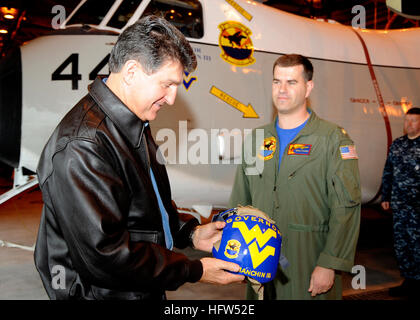 Lt. La Cmdr. Contrassegnare Litkowski, assegnato all'Rawhides della flotta di supporto logistico Squadron 40, presenta in West Virginia governatore, Joe Manchin III con un custom made casco prima che il suo volo per la USS Harry Truman. Il governatore si imbarca Truman come un illustre visitatore. West Virginia governatore visite Norfolk marinai DVIDS264618 Foto Stock