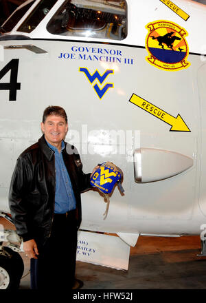 West Virginia governatore, Joe Manchin III stand con una custom-verniciato C-2un levriero dal Rawhides della flotta di supporto logistico Squadron 40 prima di salire in aereo per un volo per la Nimitz-class portaerei USS Harry Truman. Il governatore si imbarca di Harry Truman come un illustre visitatore. West Virginia governatore visite Norfolk marinai DVIDS264619 Foto Stock