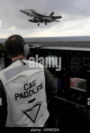 080111-N-2880M-145 Golfo Persico (GEN. 11, 2008) Lt. Andy Shulman, un segnale di atterraggio Officer (LSO) assegnata al Carrier aria Wing (CVW) 3, osserva le operazioni di volo dalla LSO piattaforma come un F/A-18 Hornet tenta di completare un ripristino arrestati sul ponte di volo dell'Nimitz-classe-nucleare powered portaerei USS Harry Truman (CVN 75). Truman e avviato CVW-3 sono su una distribuzione programmata a sostegno delle operazioni Iraqi Freedom e Enduring Freedom e le operazioni di sicurezza marittima. Stati Uniti Foto di Marina di Massa lo specialista di comunicazione di terza classe Joshua A. Moore (rilasciato) Navy US 080111- Foto Stock