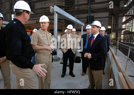 080111-N-8273J-016 SAN DIEGO (GEN. 11, 2008) Capo di operazioni navali (CNO) Adm. Gary Roughead tours Pacific Beacon, la NavyÕs prima grande alloggiamento impianto di privatizzazione per singolo marinai. La struttura, costruita di quattro 18-storia torri, il cui completamento è previsto nel 2009. Stati Uniti Foto di Marina di Massa lo specialista di comunicazione 1a classe Tiffini M. Jones (rilasciato) Navy US 080111-N-8273J-016 Capo di operazioni navali (CNO) Adm. Gary Roughead tours Pacific Beacon, la Marina la prima grande privatizzazione di alloggiamento impianto per marinai singolo Foto Stock