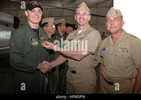 080117-N-0311M-001 Key West, Fla. (GEN. 17, 2008) Adm. Jonathan W. Greenert presenta la Marina medaglia per realizzazione di aviazione Warfare Systems Operator 2a classe Derik Blackman. Blackman era parte di una ricerca e di missione di salvataggio per individuare e recuperare un pilota abbattuto gen. 16. Blackman speso oltre 20 minuti in mare mosso untangling il pilota e di aiutarlo a sicurezza. Stati Uniti Foto di Marina di Massa lo specialista delle comunicazioni di terza classe Rachel (rilasciato) Navy US 080117-N-0311M-001 Adm. Jonathan W. Greenert presenta la Marina medaglia per realizzazione di aviazione Warfare Systems Operator 2a classe Derik Blackman. Nero Foto Stock