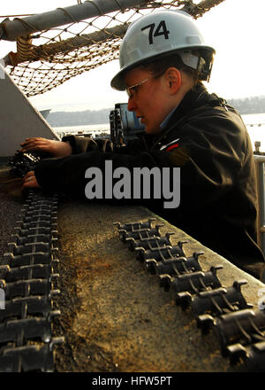 Fire Controlman 3rd Class esegue la manutenzione della FALANGE CIWS a bordo della portaerei classe Nimitz USS John C. Stennis (CVN 74) durante l'attracco della disponibilità incrementale pianificata per la manutenzione e gli aggiornamenti. Foto Stock
