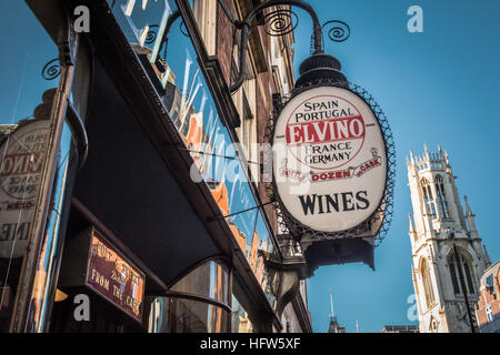 Negozio di vini e bar El Vinos - un famoso ritrovo di giornalisti e barrister immortalati come 'Pomeroys' in Rumpole of the Bailey, Londra, Inghilterra, Regno Unito Foto Stock