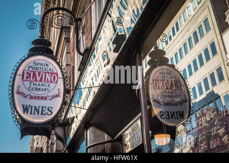 Negozio di vini e bar El Vinos - un famoso ritrovo di giornalisti e barrister immortalati come 'Pomeroys' in Rumpole of the Bailey, Londra, Inghilterra, Regno Unito Foto Stock