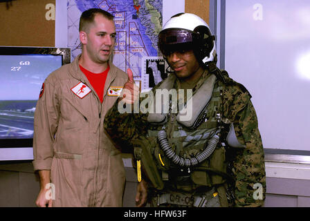 080125-N-6642L-011 OCEANO PACIFICO (GEN. 25, 2008) Marine Corps Capt. Jon Curtis, destra, cerca su ingranaggio di volo con Hospital Corpsman 2a classe Odell orzo durante una visita alla portaerei USS Nimitz CVN (68). Orzo è stato portato a bordo per assistere un gruppo di combattimento-soldati feriti e Marines durante un tour della nave. La Nimitz Carrier Strike gruppo partì di San Diego il 24 gennaio, in maniera pianificata Pacifico occidentale la distribuzione. Stati Uniti Foto di Marina di Massa Specialista comunicazione Seaman Matthew J. Lanese (rilasciato) Navy US 080125-N-6642L-011 Marine Corps Capt. Jon Curtis, destra, cerca su flight gear wi Foto Stock