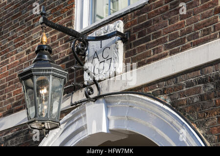 Una vecchia lampada a gas presso le locande di corte, Londra, Regno Unito, Foto Stock