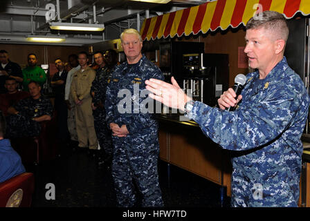 100106-N-3038W-178 NORD GOLFO ARABICO (GEN. 6, 2010) Master Chief Sottufficiali della Marina (MCPON) Richard West risolve il pasticcio chiefÕs durante una chiamata chiefÕs a bordo della portaerei USS Nimitz CVN (68). Nimitz e avviato Carrier aria Wing (CVW) 11 sono distribuiti per promuovere la pace, la cooperazione e la stabilità regionale nel Pacifico occidentale Regione. (U.S. Foto di Marina di Massa lo specialista di comunicazione 2a classe John Philip Wagner Jr./RILASCIATO) Navy US 100106-N-3038W-178 Master Chief Sottufficiali della Marina (MCPON) Richard West risolve il Chief's mess a bordo della USS Nimitz CVN (68) Foto Stock