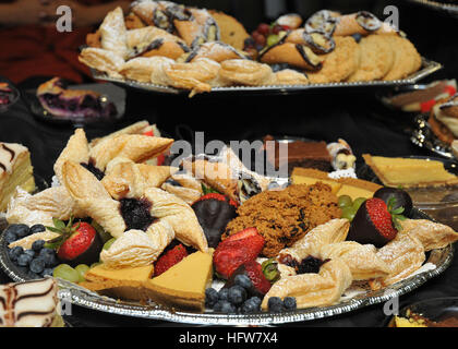 090904-N-2541H-004 - Al Centro Medico Navale di Portsmouth, tre Tidewater Community College delle arti culinarie corsi per al Centro Medico Navale di Portsmouth specialisti culinario è culminato in un esame finale: dessert gourmet creata e serviti in stile buffet sett. 4 in la cambusa. Stati Uniti Foto di Marina di Massa Communications Specialist 2a classe(SW/AW) William R. Heimbuch/rilasciato. Navy US 090904-N-2541H-004 al Centro Medico Navale di Portsmouth specialisti culinari preparati dessert gourmet durante l'esame finale di arti culinarie di corso presso la Tidewater Community College Foto Stock