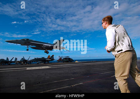 050615-N-5781F-059 Coral Sea (15 giugno 2005) - Lt. Ben Walborn osserva un'F/A-18E Super Hornet prima di effettuare un arresto di atterraggio sul ponte di volo a bordo del convenzionalmente alimentato portaerei USS Kitty Hawk (CV 63). Walborn, il più giovane di quattro fratelli che hanno servito nella Marina è anche il terzo di essere selezionato come un LSO. Come un LSO, Baxter comunica direttamente con i piloti durante il loro approccio finale per il ponte di volo. Kitty Hawk è attualmente operativo in mare di corallo al largo della costa australiana della regione del Queensland come parte di esercizio talismano Sabre 2005. Talisman Sabre è Foto Stock