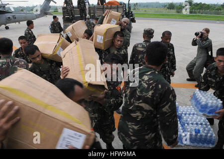 080627-N-3659B-259 ILOILO, Filippine (27 giugno 2008) i membri delle forze armate delle Filippine (AFP) lavorare mano nella mano con Ronald Reagan Carrier Strike gruppo marinai di scaricare le forniture provenienti da un HH-60H Seahawk assegnato al "Aquile nere" di elicottero Anti-Submarine Squadron (HS) 4. Su richiesta del governo della Repubblica delle Filippine, la Nimitz-class portaerei USS Ronald Reagan (CVN 76) è al largo della costa della isola di Panay la fornitura di assistenza umanitaria e di emergenza in risposta la scia di tifone Fengshen. Ronald Reagan e altri Stati Uniti Navi della Marina militare sono operativi i Foto Stock