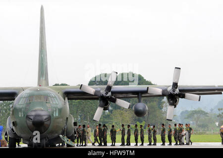 080629-N-5961C-001 ILOILO, Filippine (29 giugno 2008) di combattenti da entrambi la Philippine Air Force e l'esercito a scaricare un velivolo C-130 di cibo e di acqua per il trasferimento in attesa di elicotteri degli Stati Uniti, che consegnerà a postazioni remote in tutto Panay Island. Su richiesta del governo della Repubblica delle Filippine, USS Ronald Reagan CVN (76) e elementi del suo vettore Strike gruppo (CSG) sono al largo della costa della isola di Panay la fornitura di assistenza umanitaria e di emergenza in risposta la scia di tifone Fengshen. Reagan e altri Stati Uniti Navi della Marina militare sono operativi nel 7 ° Flotta area della res Foto Stock