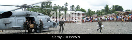 080629-N-4046L-002 PANAY ISLAND, Filippine (29 giugno 2008) DEGLI STATI UNITI Navy aircrewmen assegnato al 'Scorpions' di elicottero Anti-Submarine Squadron luce (HSL) 49 imbarcati a bordo della San Diego-basato guidato-missile fregata USS Thach (FFG 46) erogare aiuti umanitari, domenica 29 giugno, 2008 alle vittime del tifone Fengshen sull isola di Panay nelle Filippine. Thach è assegnato al Ronald Reagan Carrier Strike gruppo che sta lavorando su richiesta del governo filippino per aiutare a fornire assistenza umanitaria di emergenza e di soccorso alle vittime del tifone Fengshen. Stati Uniti Navy foto di Lt. Scott Lipp Foto Stock