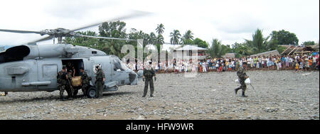 080629-N-4046L-002 PANAY ISLAND, Filippine (29 giugno 2008) DEGLI STATI UNITI Navy aircrewmen assegnato al 'Scorpions' di elicottero Anti-Submarine Squadron luce (HSL) 49 imbarcati a bordo della San Diego-basato guidato-missile fregata USS Thach (FFG 46) erogare aiuti umanitari, domenica 29 giugno, 2008 alle vittime del tifone Fengshen sull isola di Panay nelle Filippine. Thach è assegnato al Ronald Reagan Carrier Strike gruppo che sta lavorando su richiesta del governo filippino per aiutare a fornire assistenza umanitaria di emergenza e di soccorso alle vittime del tifone Fengshen. Stati Uniti Navy foto di Lt. Scott Lipp Foto Stock