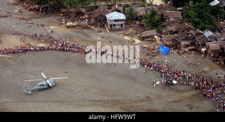 080629-N-4046L-002 PANAY ISLAND, Filippine (29 giugno 2008) DEGLI STATI UNITI Navy aircrewmen assegnato al 'Scorpions' di elicottero Anti-Submarine Squadron luce (HSL) 49 imbarcati a bordo della San Diego-basato guidato-missile fregata USS Thach (FFG 46) erogare aiuti umanitari, domenica 29 giugno, 2008 alle vittime del tifone Fengshen sull isola di Panay nelle Filippine. Thach è assegnato al Ronald Reagan Carrier Strike gruppo che sta lavorando su richiesta del governo filippino per aiutare a fornire assistenza umanitaria di emergenza e di soccorso alle vittime del tifone Fengshen. Stati Uniti Navy foto di Lt. Scott Lipp Foto Stock