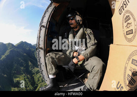 080701-N-5961C-005 ILOILO, Filippine (Luglio 1, 2008) Aviation Warfare Systems Operator 2a classe Anthony Chavez, nativo di San Bernardino, California assegnato all'ÒBlack KnightsÓ di elicottero Anti-Submarine Squadron (HS) 4, guarda fuori attraverso le montagne di Panay Island dove lui e la sua squadra hanno eseguito gli aiuti umanitari a seguito del tifone Fengshen. Chavez e il resto per i piloti e gli equipaggi degli aeromobili da HS-4 sono stati battenti per sette giorni dello stretto di erogazione di migliaia di libbre di cibo e di acqua in aree remote sull'isola. Il ÒBlack Cavalieri sono imbarcati a bordo del velivolo Foto Stock