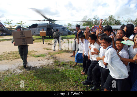 080701-N-0640K-154 BALASAN, Filippine (Luglio 1, 2008) Aviation Warfare Systems Operator 2a classe Jeremy Thomas, nativo di Warren, Ohio, porta fornisce ai cittadini locali di Balasan, Filippine. Thomas è un elicottero crewman con il ÒBlack KnightsÓ di elicottero Anti-Submarine Squadron (HS) 4 imbarcato a bordo della portaerei USS Ronald Reagan (CVN 76) e è stato battenti missioni per l'isola a consegnare il cibo e acqua nella scia del tifone Fengshen. Il Ronald Reagan Carrier Strike gruppo è al largo della costa della isola di Panay la fornitura di assistenza umanitaria e di emergenza in risposta th Foto Stock