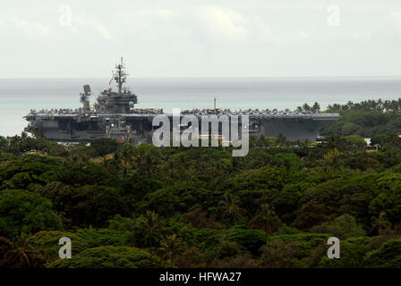 080701-N-4965F-026 PEARL HARBOR, Hawaii (1 luglio 2008) La portaerei USS Kitty Hawk (CV 63) entra nel porto di perla il canale al momento dell'arrivo all'isola di Oahu per partecipazione a bordo del Pacifico (RIMPAC) 2008. RIMPAC sarà Kitty HawkÕs ultimo importante esercizio prima che il vettore aereo sia smantellata a Puget Sound Naval Shipyard a Bremerton, nello Stato di Washington, nei primi mesi del prossimo anno. RIMPAC è il più grande del mondo multinazionale di esercizio ed è programmato a scadenza biennale da parte del governo degli STATI UNITI Flotta del pacifico. Tra i partecipanti figurano gli Stati Uniti, Australia, Canada, Cile, Giappone, Paesi Bassi, Perù, Repubblica di K Foto Stock