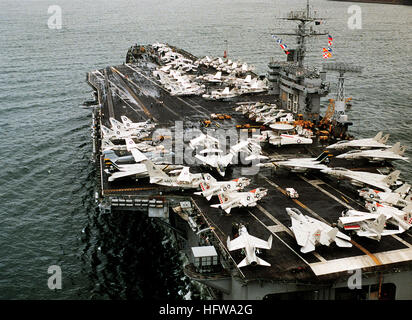 Un' antenna vista di poppa della centrale nucleare-powered portaerei USS NIMITZ (CVN-68) tornando alla porta di casa a Norfolk, Virginia, dopo il Maggio 26 crash aereo sul suo ponte di volo. Il crash che si è verificato durante la notte lo sbarco di un EA-6B Prowler aeromobile assegnati al vettore, ucciso 14 marinai, feriti 45 altre, e danneggiato diversi aeromobili parcheggiati. USS Nimitz (CVN-68) tornando a Norfolk 1981 Foto Stock