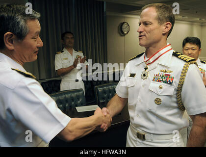 080702-N-7090S-001 Washington (Luglio 2, 2008) Capt. Tilghman D. Payne, destra è assegnato all'ordine del Rising Sun da ADM. Keiji Akahoshi, Giappone Chief marittimo di Forze di autodifesa, per il suo lavoro nella costruzione di relazioni tra gli Stati Uniti e le forze giapponesi durante una presentazione al Pentagono. Il premio, presentato a nome dell'Imperatore del Giappone, il Giappone è il secondo più prestigioso della decorazione. Stati Uniti Foto di Marina di Massa lo specialista di comunicazione di terza classe Jhi Scott (rilasciato) Navy US 080702-N-7090S-001 Capt. Tilghman D. Payne, destra è assegnato all'ordine del Rising Sun da ADM. Foto Stock
