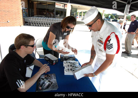 080710-N-8848T-016 Naval Station grandi laghi, Ill. (10 luglio 2008) la manutenzione aeronautica Administrationman Shon Nuanez dà quattro die-cast n. 88 Navy per accelerare la vostra vita i modelli di NASCAR Nationwide Series conducente Brad Keselowski per autografo. Keselowski, il driver del n. 88 Monte Carlo SS, ha incontrato e ha firmato autografi per i marinai e le loro famiglie di fronte al Centro Commerciale Burkey Navy Exchange per promuovere il Dale Earnhardt Jr reclutare di divisione che sarà commissionato il mese prossimo ad assumere il comando di formazione. Stati Uniti Navy foto di Scott A. Thornbloom (rilasciato) Navy US 080710-N-8848T-016 Avia Foto Stock