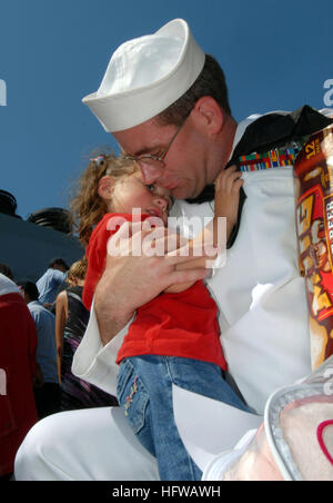 080718-N-4879G-388 Norfolk, Virginia (18 luglio 2008) un marinaio assegnato alle visite-missile destroyer USS Cole (DDG 67) mantiene la sua figlia al molo durante il shipÕs ritorno alla stazione navale di Norfolk dopo sei mesi di distribuzione. Cole è stata distribuita con la British Royal Navy la portaerei HMS illustre e fu il primo U.S. Nave della marina americana a vela sotto il comando di un estere battle group. (U.S. Foto di Marina di Massa Specialista comunicazione marinaio PatricK Grieco/RILASCIATO) Navy US 080718-N-4879G-388 un marinaio assegnato alle visite-missile destroyer USS Cole (DDG 67) mantiene la sua figlia a torta Foto Stock