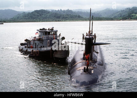 Il grande porto tug OPELIKA (YTB-798) tira in alto lungo il lato a tribordo dell'energia nucleare sottomarino attacco USS eglefino (SSN-621) prima di trainare il sommergibile nel porto. USS Eglefino SSN621 Foto Stock